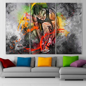 Puede incluir: Una impresi&oacute;n de lienzo de varios paneles que presenta una pintura abstracta de una persona at&aacute;ndose los cordones. La pintura est&aacute; realizada en tonos de gris, negro, blanco, naranja y rojo. La persona lleva una camiseta sin mangas negra y pantalones cortos grises. El fondo es un dise&ntilde;o abstracto texturizado.