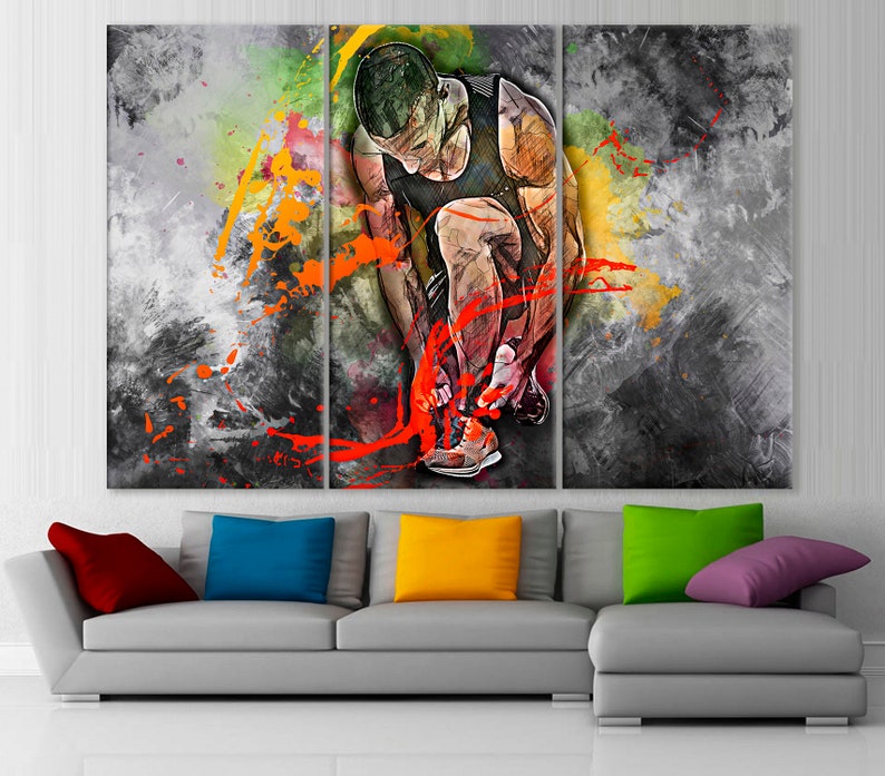 Puede incluir: Una impresi&oacute;n de lienzo de varios paneles que presenta una pintura abstracta de una persona at&aacute;ndose los cordones. La pintura est&aacute; realizada en tonos de gris, negro, blanco, naranja y rojo. La persona lleva una camiseta sin mangas negra y pantalones cortos grises. El fondo es un dise&ntilde;o abstracto texturizado.