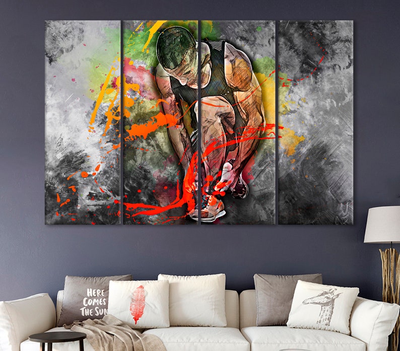 Puede incluir: Una impresi&oacute;n en lienzo de varios paneles que presenta una pintura abstracta de una persona en posici&oacute;n de salida, con salpicaduras de pintura roja y naranja. El fondo es un dise&ntilde;o abstracto gris y blanco.