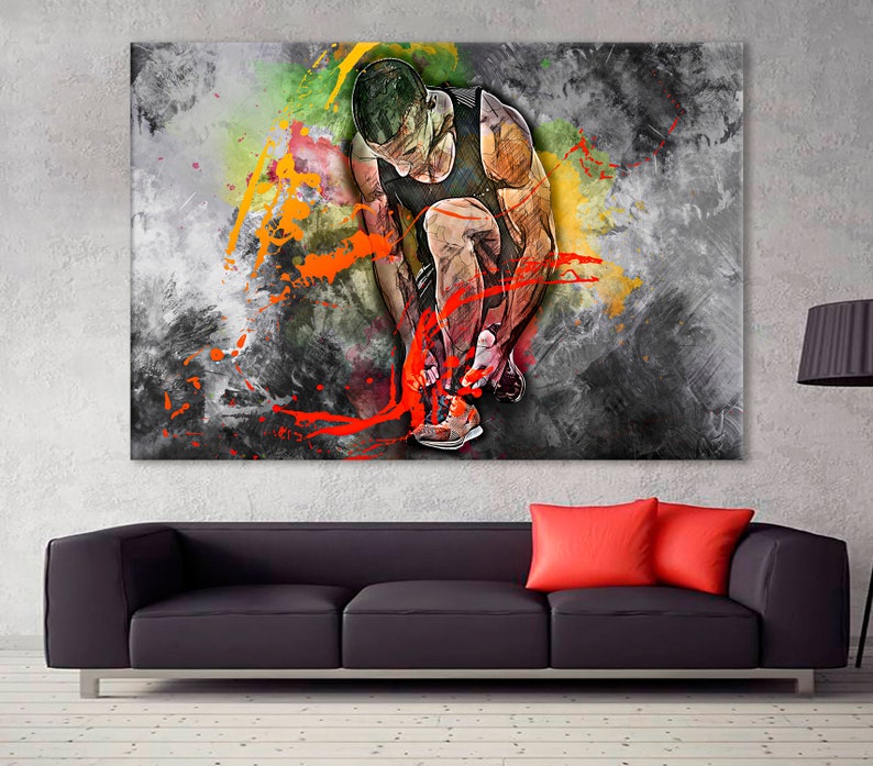 Puede incluir: Pintura abstracta de una persona at&aacute;ndose el zapato con salpicaduras de pintura naranja, amarilla y roja sobre un fondo gris.