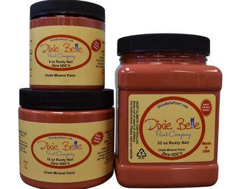 Può includere: Tre contenitori di vernice minerale a gesso Dixie Belle Paint Company nel colore Rusty Nail. Il set include un barattolo da 8 oz, un barattolo da 16 oz e un contenitore quadrato da 32 oz, tutti con coperchi neri ed etichette con i dettagli.