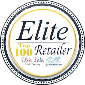 K&ouml;nnte beinhalten: Ein kreisf&ouml;rmiges Abzeichen mit einem dunkelblauen Rand und wei&szlig;en Punkten. Die Mitte ist wei&szlig; mit goldener Umrandung und zeigt den Text Elite Top 100 Retailer in Dunkelblau und Gold. Darunter sind die Logos von Dixie Belle Paint Company und Silk.