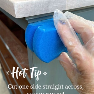 Puede incluir: Primer plano de una esponja azul que se utiliza para pintar un mueble. El texto *Hot Tip* est&aacute; escrito debajo de la imagen. El texto dice: Corta un lado recto, para que puedas llegar justo a los bordes rectos!