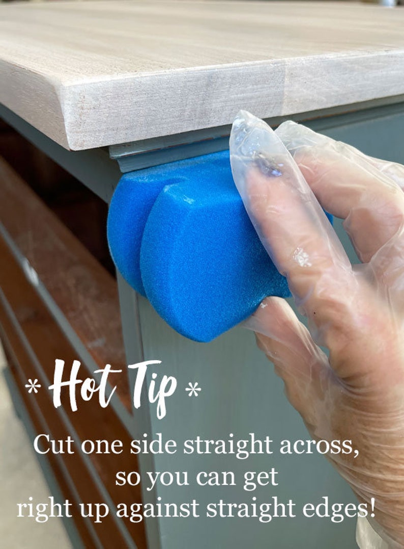 Puede incluir: Primer plano de una esponja azul que se utiliza para pintar un mueble. El texto *Hot Tip* est&aacute; escrito debajo de la imagen. El texto dice: Corta un lado recto, para que puedas llegar justo a los bordes rectos!