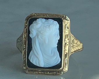 Kameoring Viktoriansk kameoring i hårdsten från 1800-talet Svart kameoring i 10 karat guld Antik kameoring Damringar i antik stil