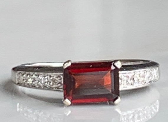 0.49 Carat ctw 10k Gold Oval Red Garnet & Diamond Bypass Swirl Cocktail Anniversary Fasion Ring 0.49 Carat ctw 10k Gold Oval Red Garnet & Diamond Bypass Swirl Cocktail Anniversary Fasion Ring
