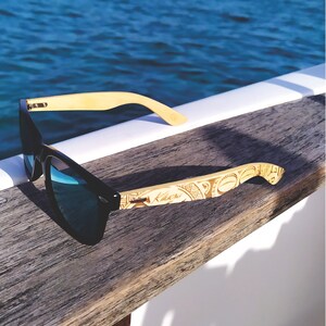 Sunglasses with customizable bamboo temples
