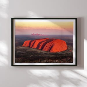 Stampa aerea di Uluru Australia, fotografia dell'alba a Kata Tjuta, arte murale dell'Outback australiano, decorazione del paesaggio di Red Rock, poster di viaggio sulla natura