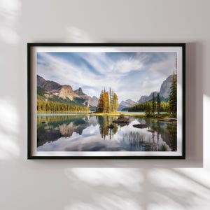Stampa Spirit Island Canada, fotografia Maligne Lake Jasper, arte murale Rocky Mountains, paesaggio naturale canadese, decorazione lago alpino
