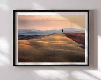 Impresión de paisaje al atardecer en la Toscana: fotografía de colinas onduladas italianas