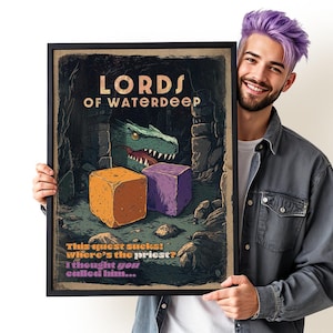 Puede incluir: Un póster con un marco negro que presenta un dinosaurio verde con un dado morado y naranja delante de él. El póster tiene el texto "LORDS OF WATERDEEP" y "This quest sucks! Where's the priest? I thought you called him..."