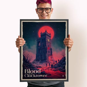 Peut inclure: Une affiche aux couleurs rouge foncé et noir représentant une haute tour d'horloge gothique avec une lune rouge en arrière-plan. Le texte "Blood on the Clocktower" est en bas de l'affiche.