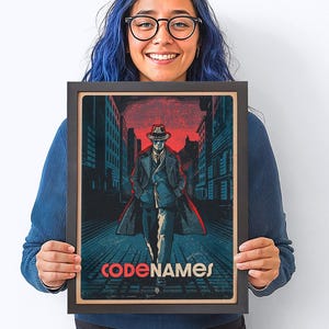 Peut inclure: Une illustration de style vintage d'une personne portant un fedora et un trench-coat marchant dans une rue de la ville. L'illustration est dans des tons de bleu, rouge et noir. Le texte "CODENAMES" est imprimé en blanc en bas de l'image.