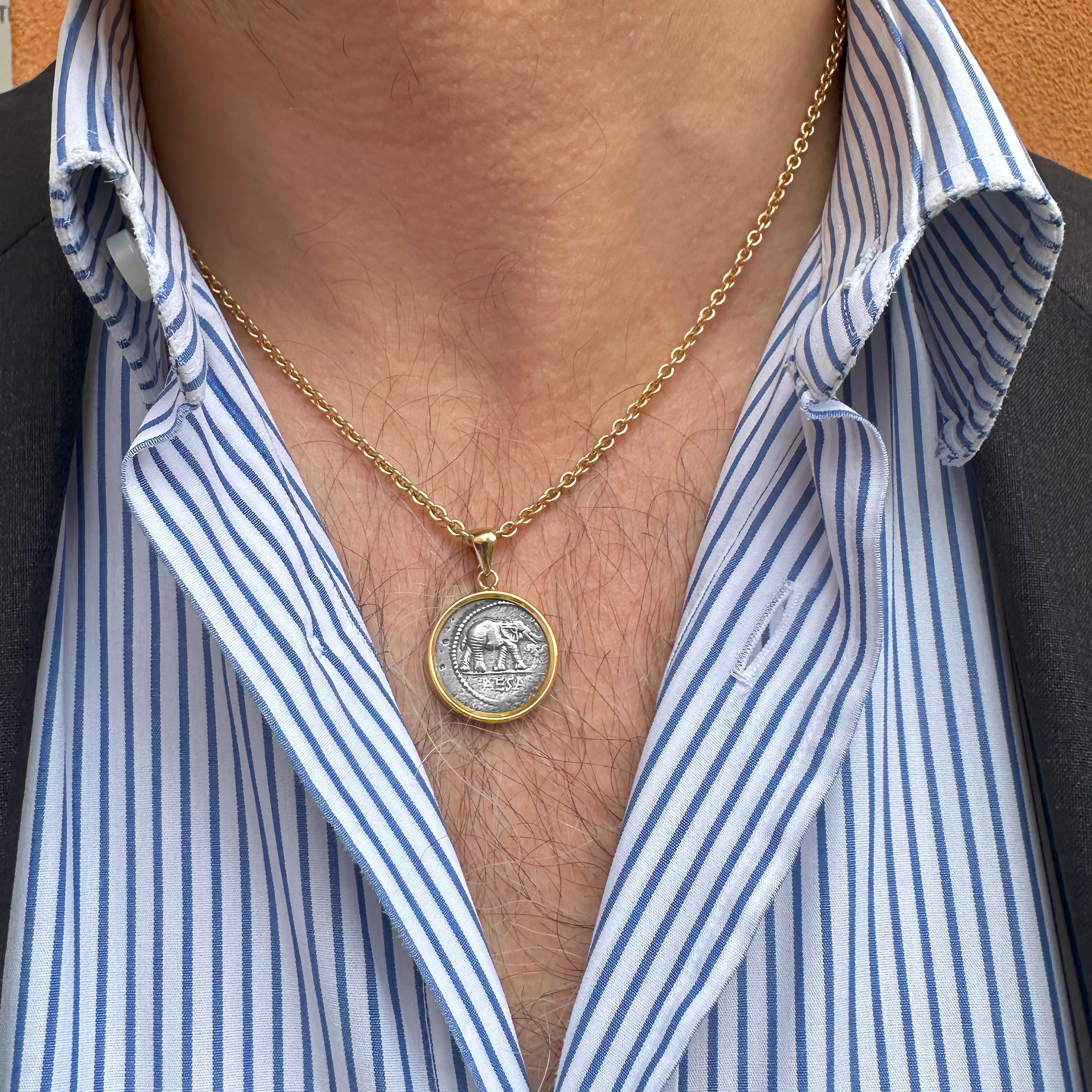 18カラットの金のペンダントと、ユリウス・カエサル（紀元前49年）が