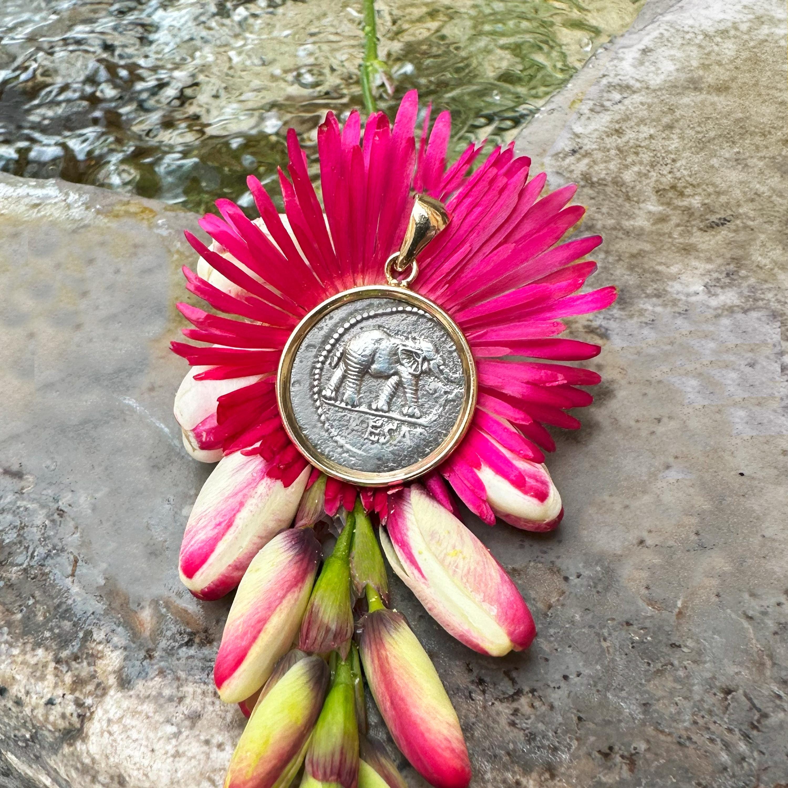 18カラットの金のペンダントと、ユリウス・カエサル（紀元前49年）が