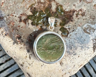 Colgante de PEGASO con auténtica moneda romana de bronce del siglo III a.C.