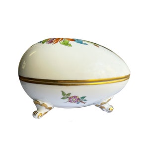 Vintage egg (1980s) VA, in hand-painted porcelain, finished in pure gold, by the famous Hungarian manufacture &quot;Herend&quot;