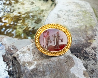 22 kt Goldring mit authentischem römischen Intaglio (1.-2. Jahrhundert n. Chr.) mit der Darstellung von Dionysos und Apollo auf Karneol