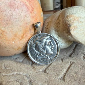 Pendente in argento 925 con moneta originale greca che raffigura Ercole con la pelle di leone (Alessandro Magno-IV sec.a.C.)
