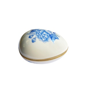Vintage porcelain egg (1980s) with &quot;Queen Victoria&quot; decoration in blue, made by the prestigious Herend factory