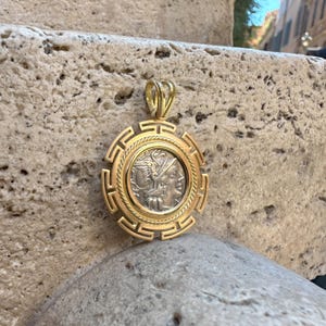 Genuine  Roman silver coin (148 BC) depicting the Goddess Roma 18 Kt Gold pendant; on the reverse, Dioscuri