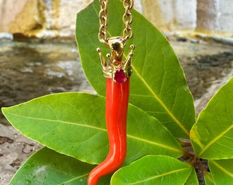 Lucky horn in italian coral, with 18 Kt gold crown and a ruby