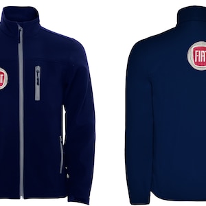 Może przedstawiać: Kurtka polarowa w kolorze granatowym z szarym zamkiem błyskawicznym i dwiema kieszeniami. Kurtka ma czerwono-białe logo FIAT na lewej piersi i plecach.