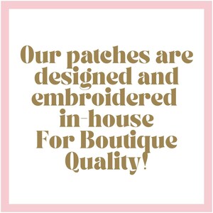 Pode incluir: Imagem quadrada com borda rosa e fundo branco. O texto no centro diz: "Nossas aplica&ccedil;&otilde;es s&atilde;o projetadas e bordadas internamente Para qualidade de boutique!" em marrom dourado.