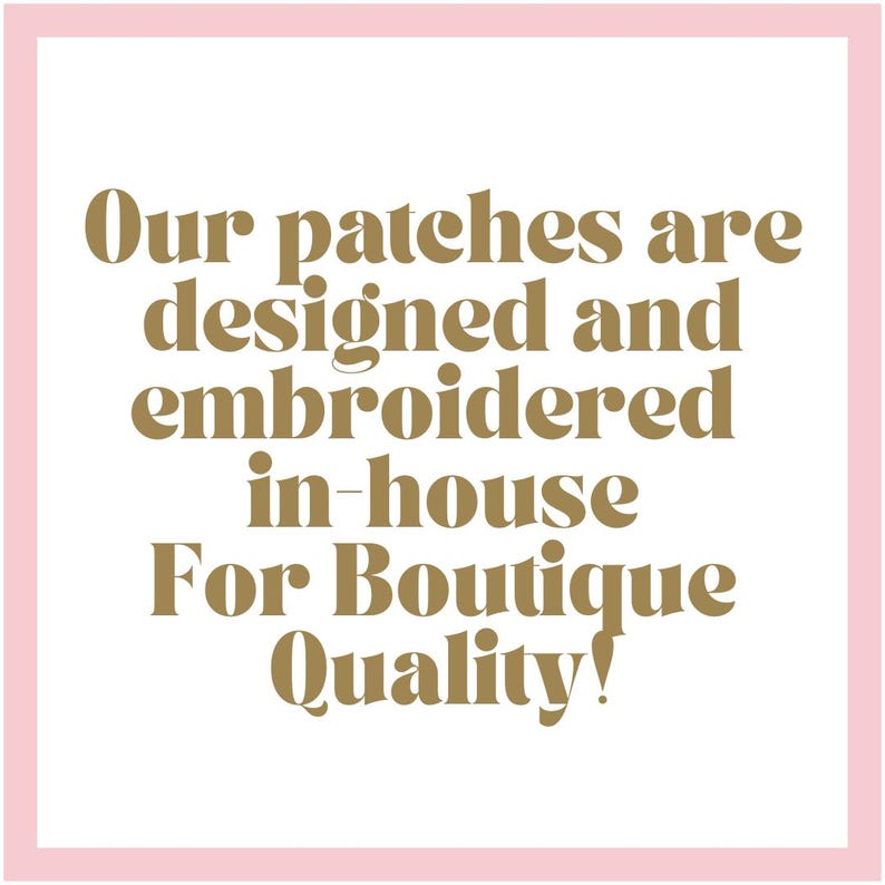 Pode incluir: Imagem quadrada com borda rosa e fundo branco. O texto no centro diz: "Nossas aplica&ccedil;&otilde;es s&atilde;o projetadas e bordadas internamente Para qualidade de boutique!" em marrom dourado.
