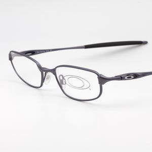 Puede incluir: Un letrero de madera rústica con el texto "Welcome to our home" en letras blancas. El letrero presenta un acabado envejecido y un diseño simple y acogedor, perfecto para la decoración de la entrada.