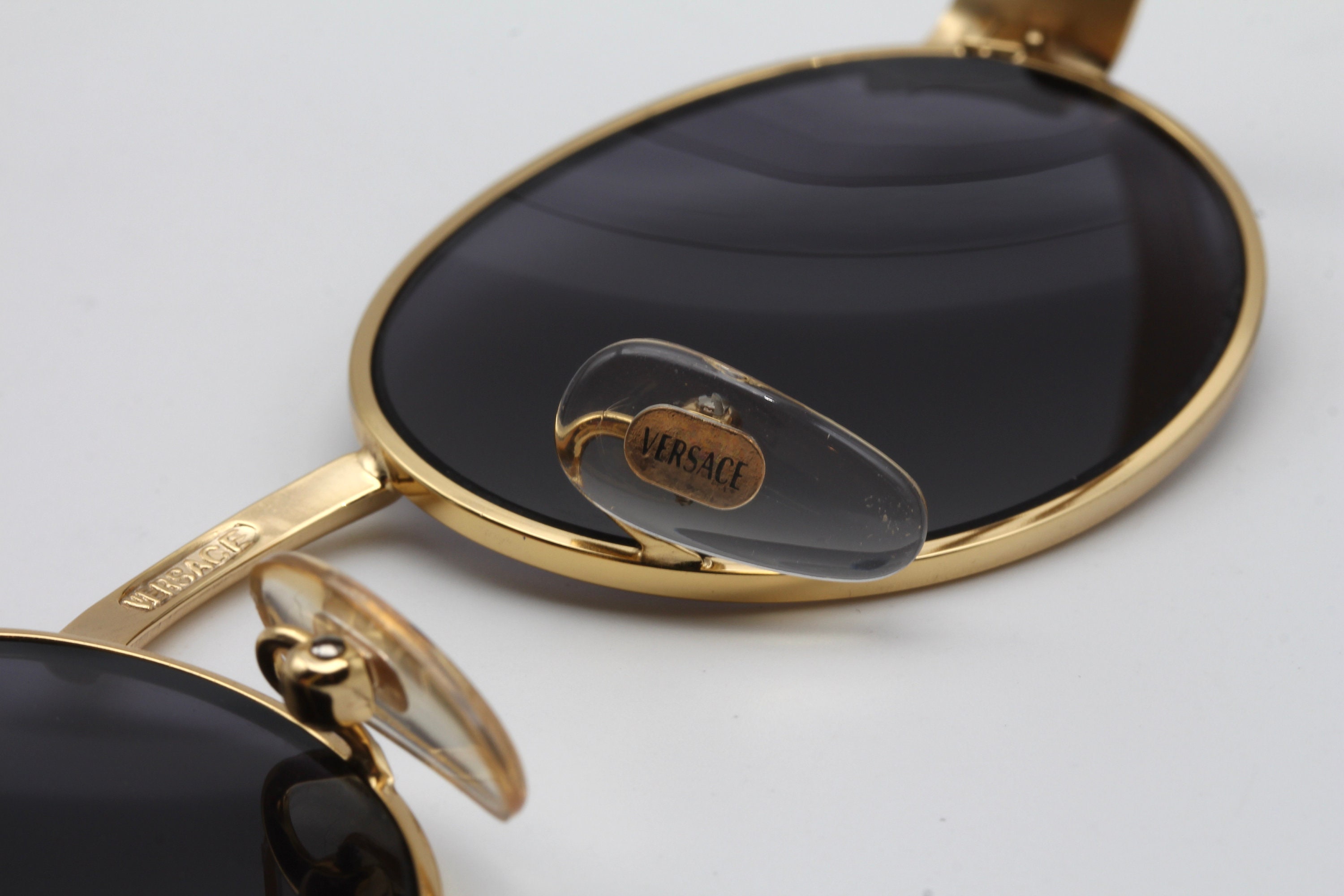 Versace 90sサングラス ヴィンテージ ケース付き Versace Red/Dark Gray 90s Vintage Logo Cat-Eye Sunglasses