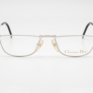 Può includere: Occhiali in metallo color argento con logo Christian Dior sulla stanghetta destra.