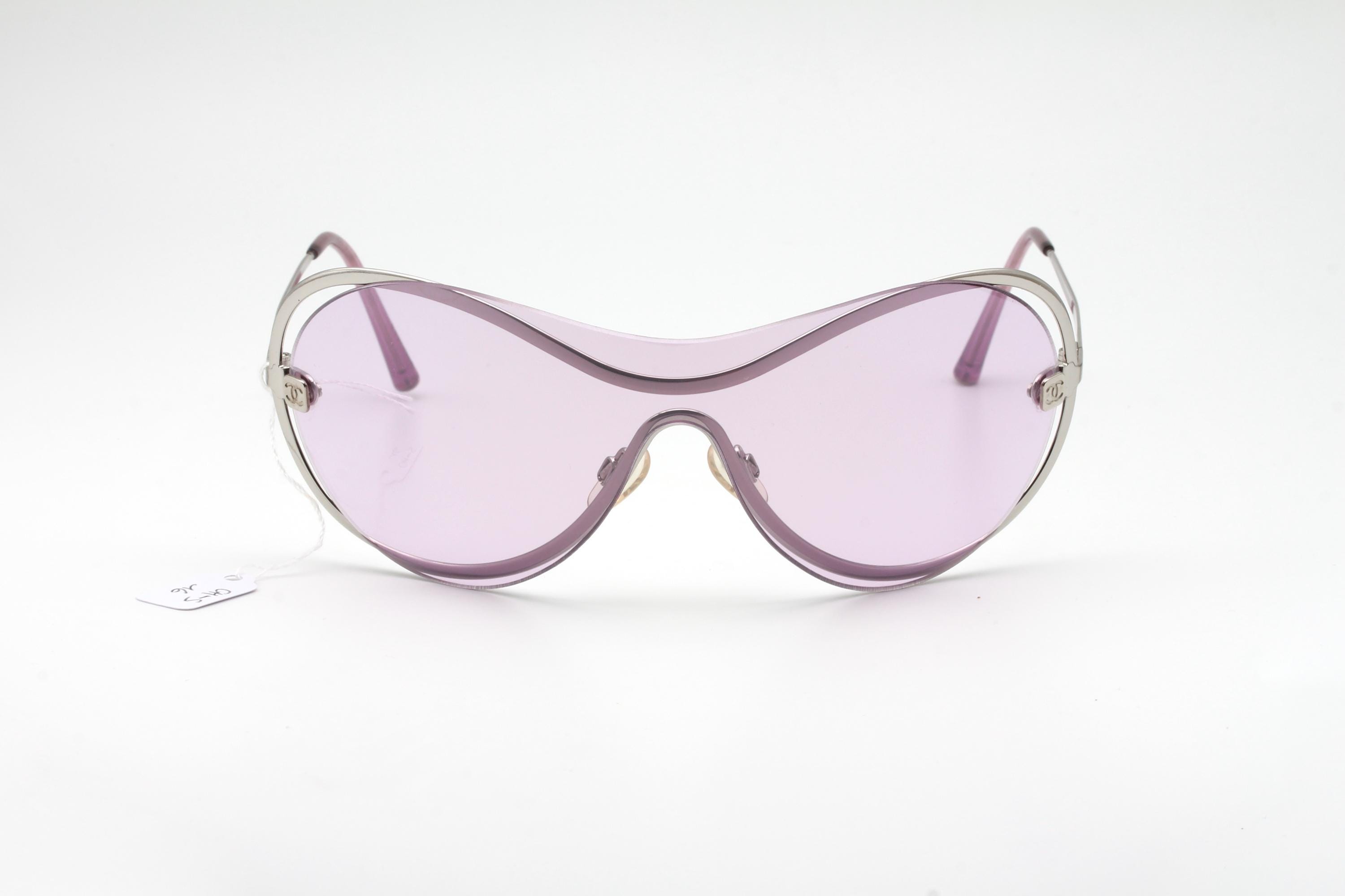 Chanel 4030 Vintage Sunglasses Made in Italy 2000 display picture 3