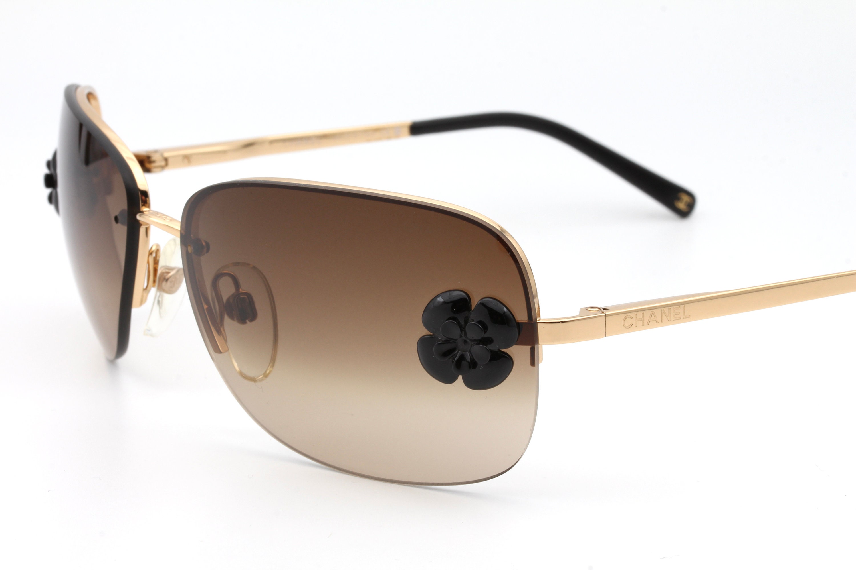 Chanel 4135 Vintage Sunglasses Made in Italy 2000 display picture 3