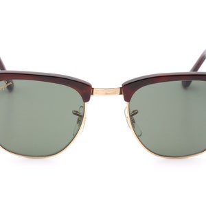 Może przedstawiać: Okulary przeciwsłoneczne Ray-Ban Wayfarer w brązowym kolorze imitującym pancerzyk ż&oacute;łwia z zielonymi szkłami i złotymi akcentami.