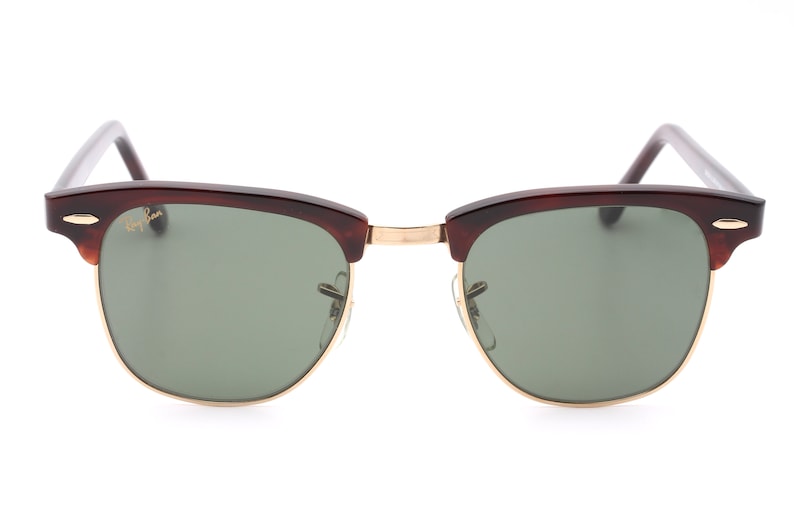 Może przedstawiać: Okulary przeciwsłoneczne Ray-Ban Wayfarer w brązowym kolorze imitującym pancerzyk ż&oacute;łwia z zielonymi szkłami i złotymi akcentami.