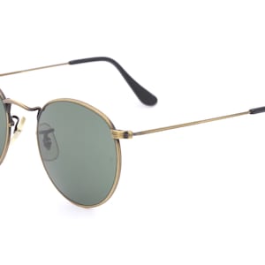 Puede incluir: Gafas de sol redondas con montura dorada y lentes verdes, con patillas negras.