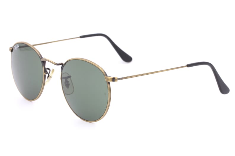 Puede incluir: Gafas de sol redondas con montura dorada y lentes verdes, con patillas negras.