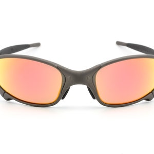 X-metal Juliet De Oakley Com Lentes Do Rubi Foto de Stock - Imagem