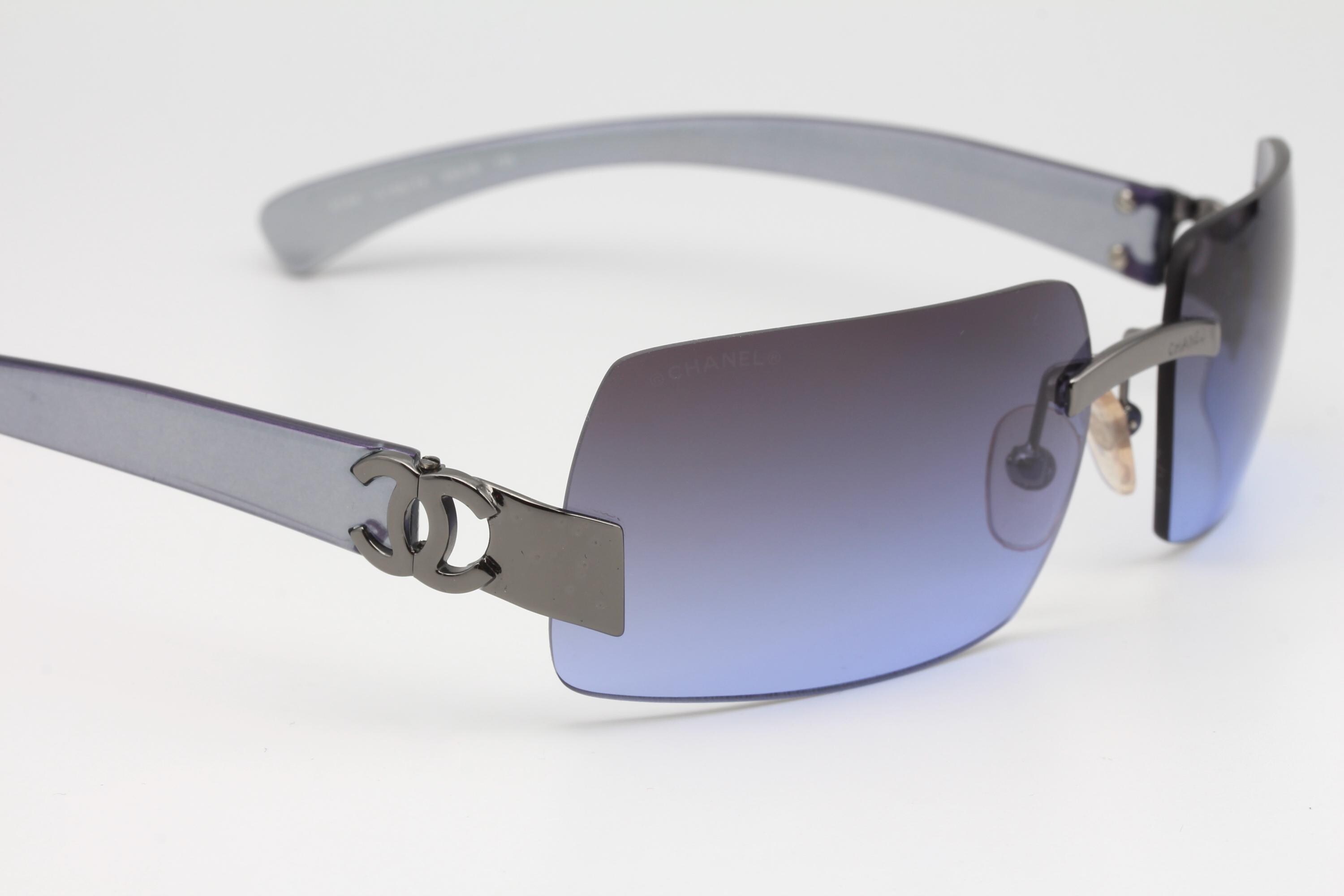 Chanel 4048 Vintage Sunglasses Made in Italy 2000 display picture 2