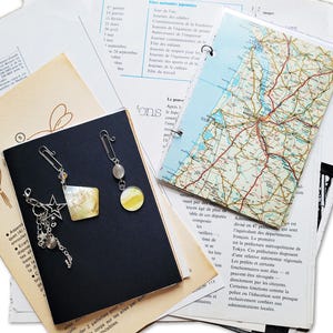 Set / Kit junkjournaling créatif - Carnets eco-friendly, couverture noire et carte routière recyclée - Pages de livre vintage et pampilles