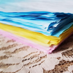 Papier coloré teinté à la main -10 feuilles A4- bleu, jaune, vert, rose ou violet - papier unique original pour collage, scrapbooking, etc.