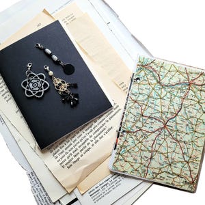 Set / Kit junkjournaling créatif - Carnets eco-friendly, couverture noire et carte routière recyclée - Pages de livre vintage et pampilles