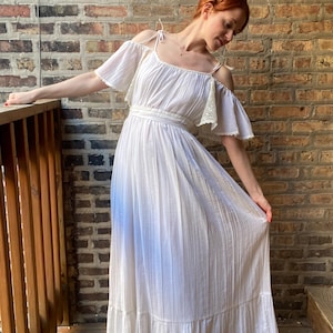 Vestido blanco estilo pradera de Gunne Sax, años 70