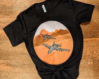 T-shirt désert peint A-10 | Chemise A-10 Phacochère | T-shirt avion personnalisé | T-shirt unisexe A-10