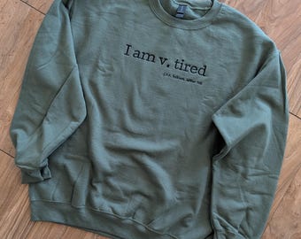 V. Fated - Sweat-shirt unisexe brodé épais à col ras du cou | Je suis très fatigué