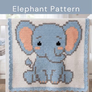 Könnte beinhalten: Eine quadratische Häkeldecke mit einem zentralen, gepixelten Elefantenmotiv in Hellblau, Pfirsich und Dunkelgrau auf weißem Grund. Die Decke hat einen hellblauen Muschelrand und der Text Elephant Pattern ist darüber zu sehen.