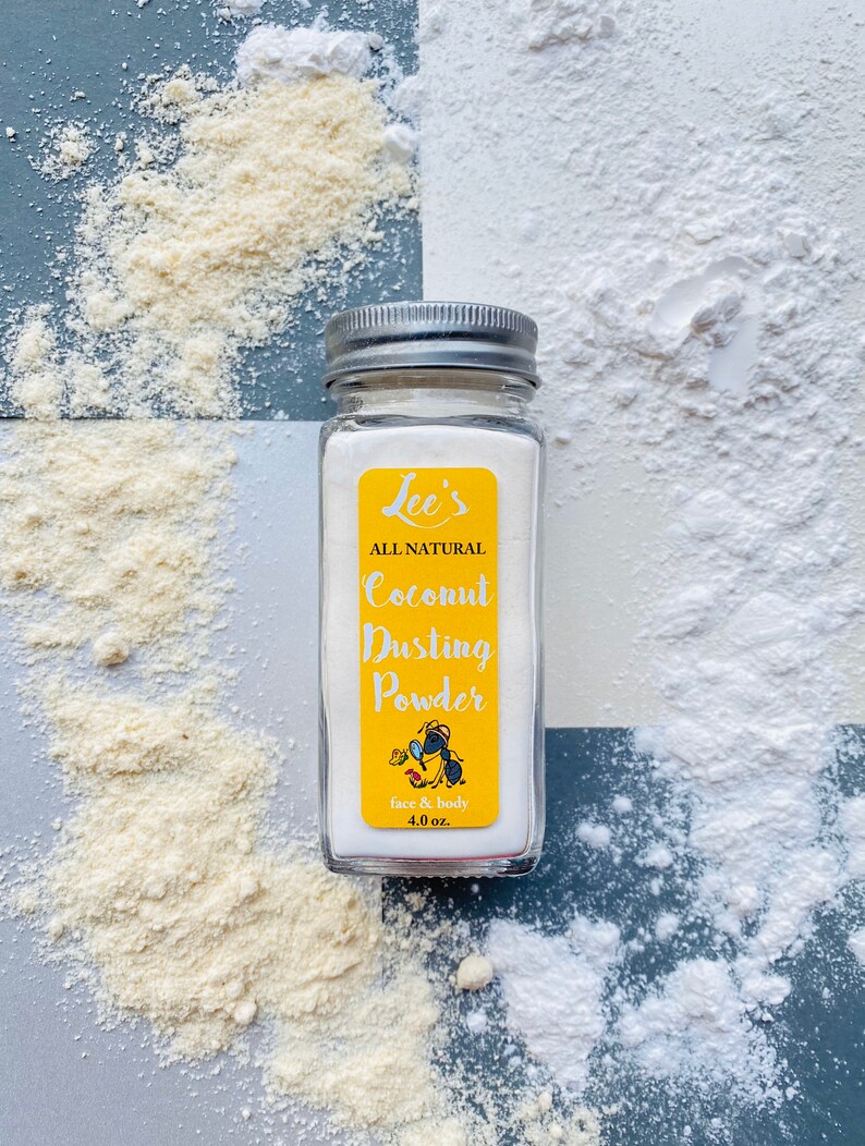 Puede incluir: Un frasco de vidrio transparente con tapa plateada, etiquetado como "Lee's ALL NATURAL Coconut Dusting Powder". La etiqueta amarilla presenta texto blanco y una hormiga de dibujos animados. El frasco contiene polvo blanco, con polvo disperso. El frasco es de 113 gramos.
