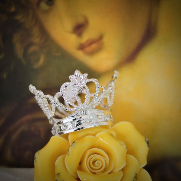 Mini tiara con corona di strass, altezza 1 1/2 pollici x diametro 1 1/2 pollici, finitura tono argento trasparente, strass trasparenti da matrimonio
