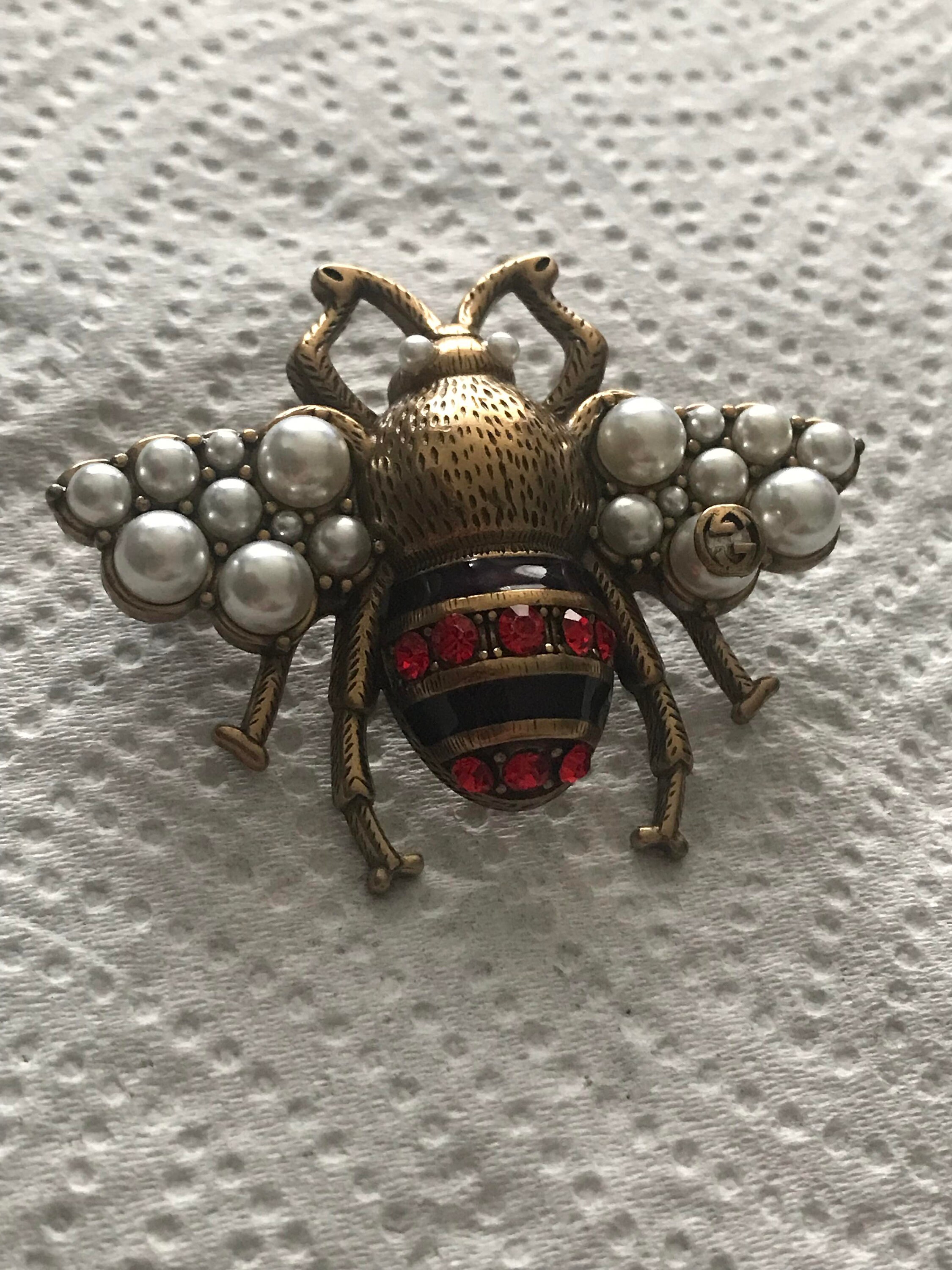 Gucci bee shop lapel pin
